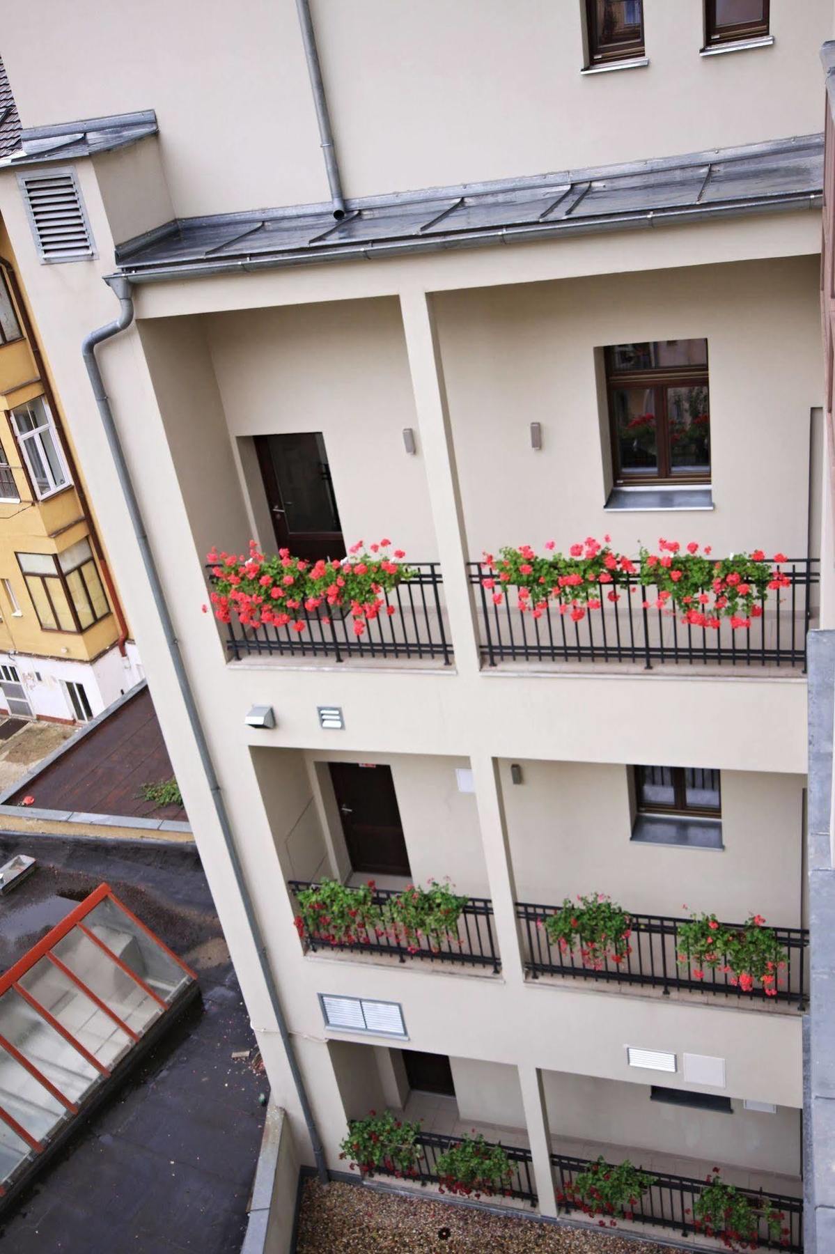 Hotell Pure White Prag